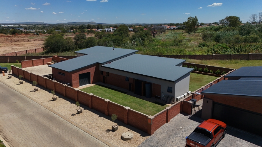 3 Bedroom Property for Sale in Van Der Hoff Park North West